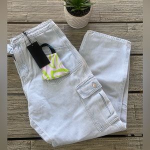 Kendall & Kylie Wide Leg light wash cargo style Jeans, Sz MEDIUM